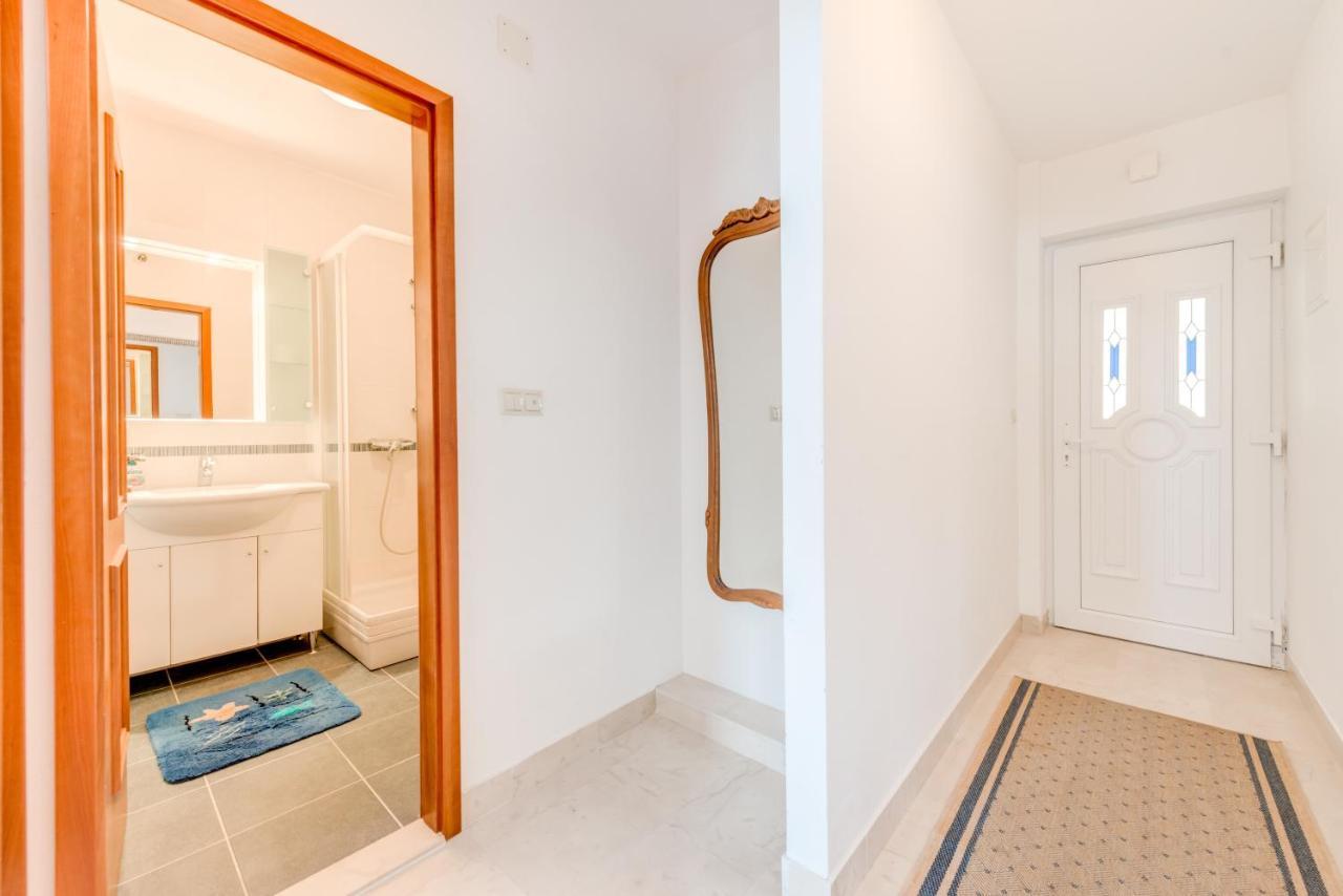 Apartmani Mirta Omis A Kültér fotó